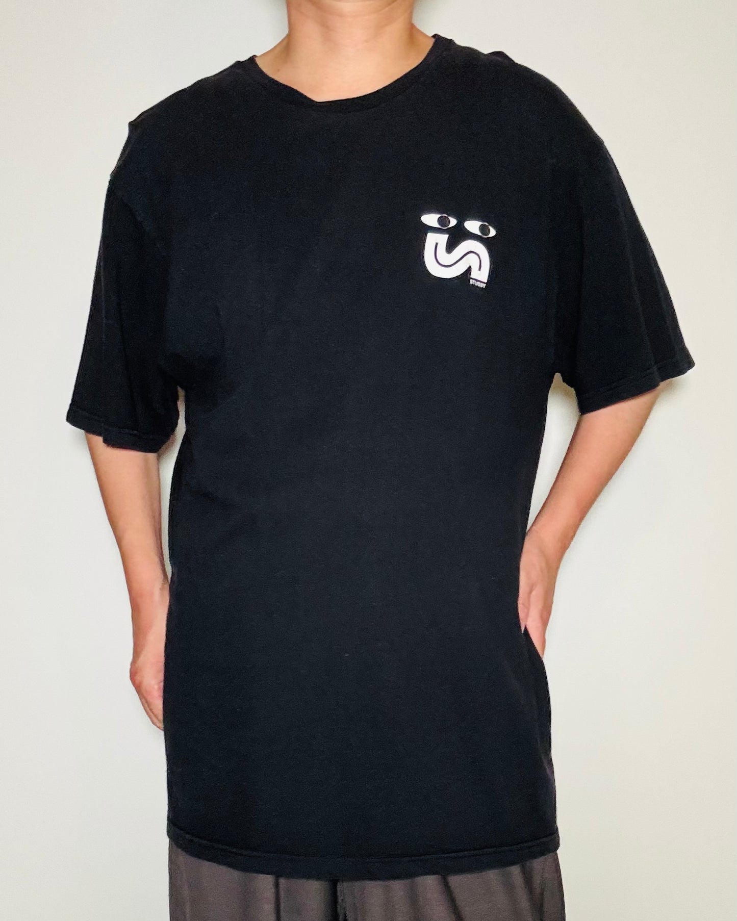 〈STUSSY〉 Face Logo Back Print T-Shirt