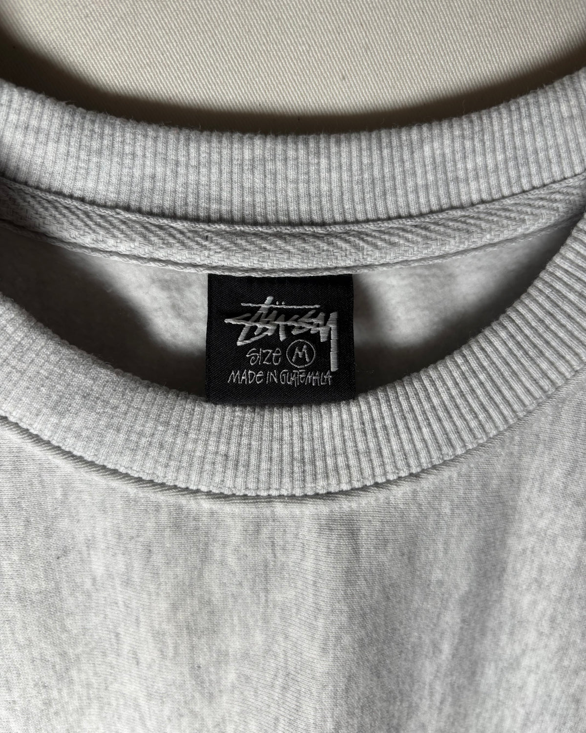 STUSSY グレー ストックロゴ クルーネックスウェット 商品画像 4