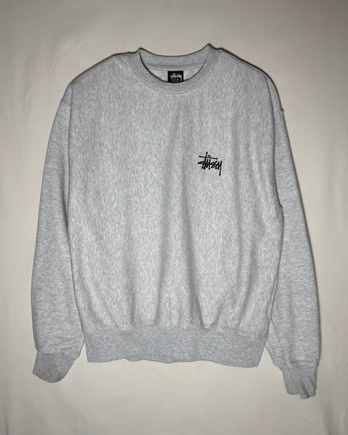 STUSSY グレー ストックロゴ クルーネックスウェット
