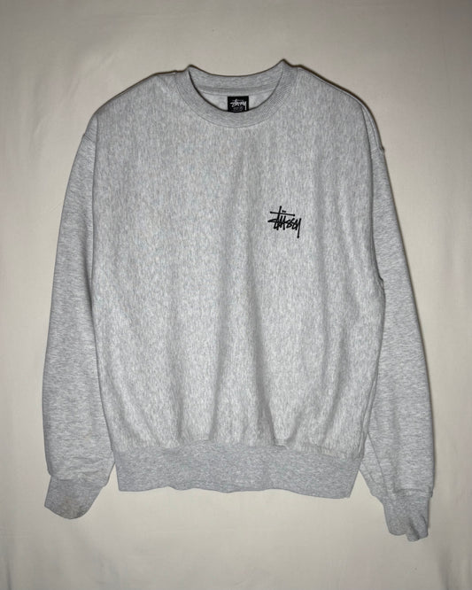 STUSSY グレー ストックロゴ クルーネックスウェット