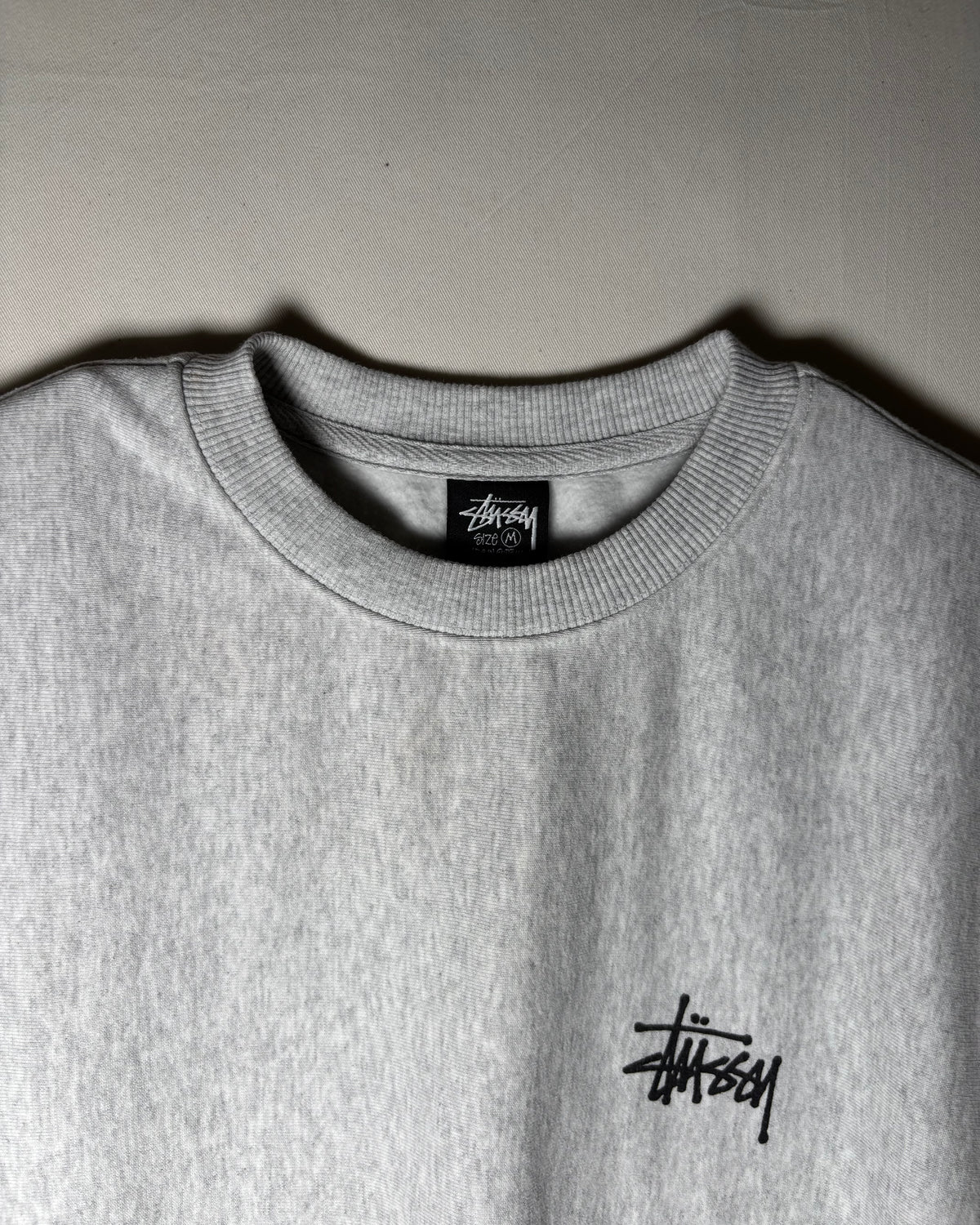 STUSSY グレー ストックロゴ クルーネックスウェット 商品画像 3