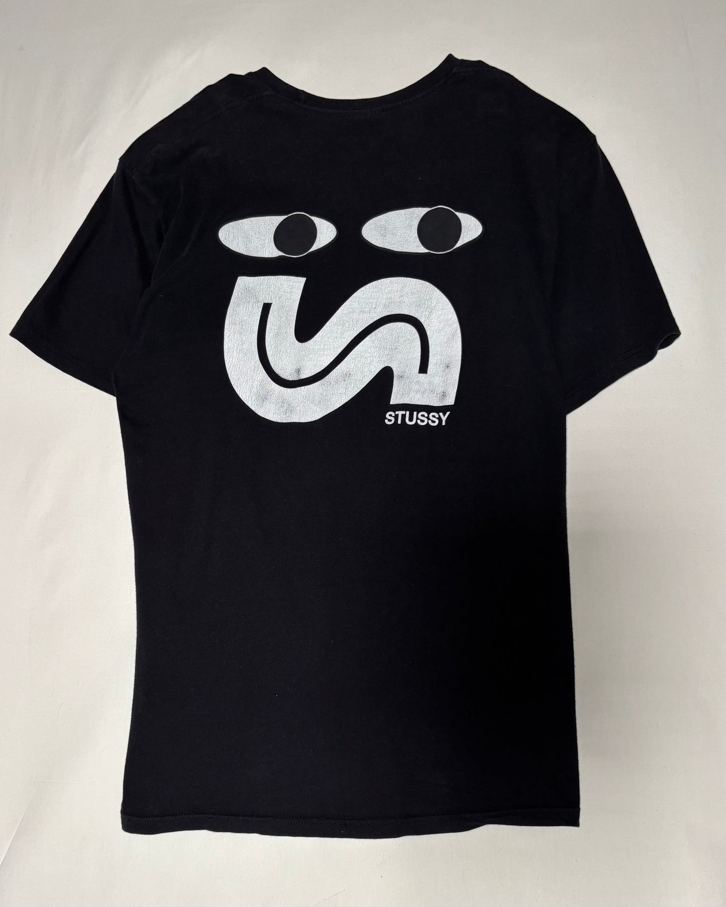 〈STUSSY〉 Face Logo Back Print T-Shirt