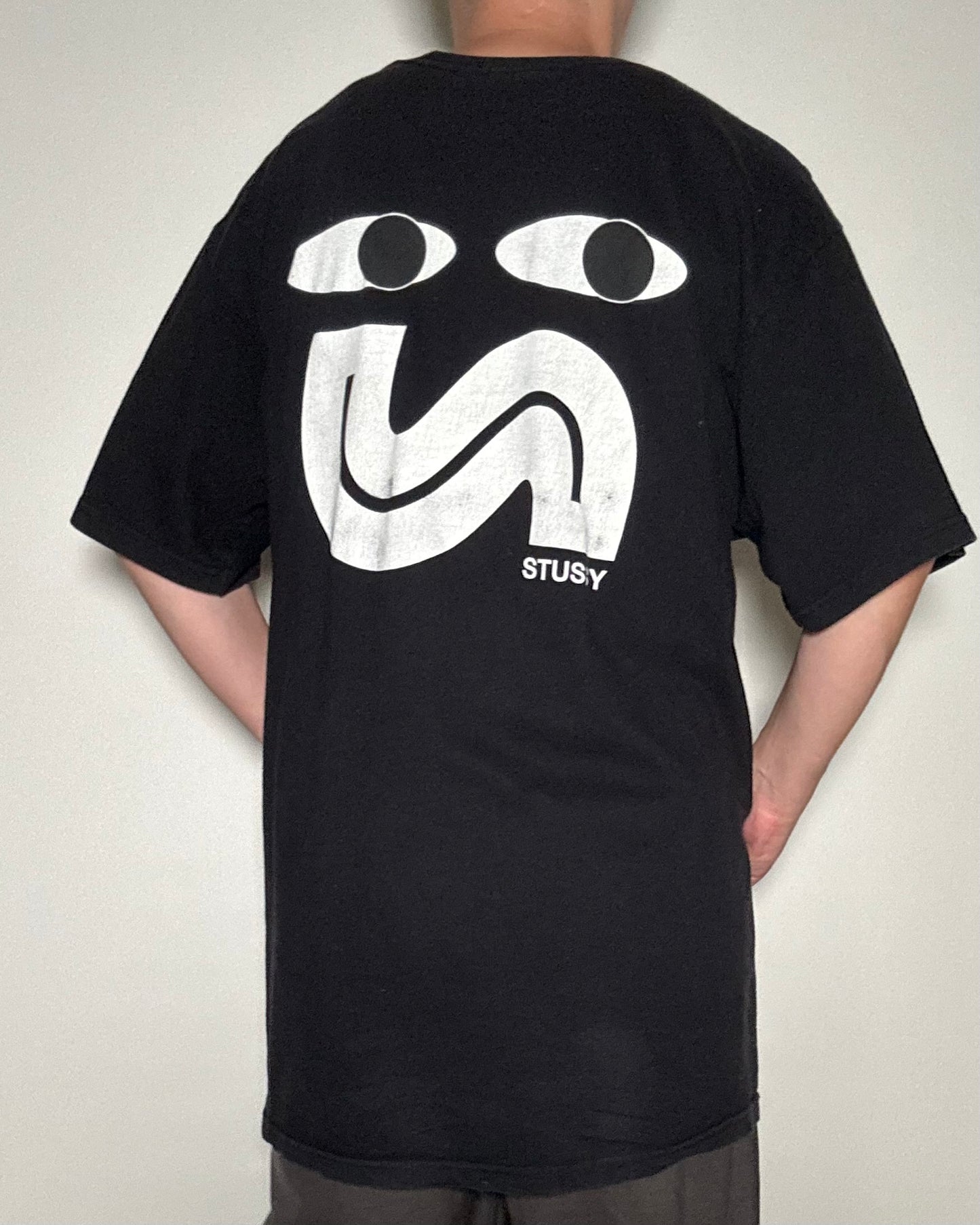 〈STUSSY〉 Face Logo Back Print T-Shirt